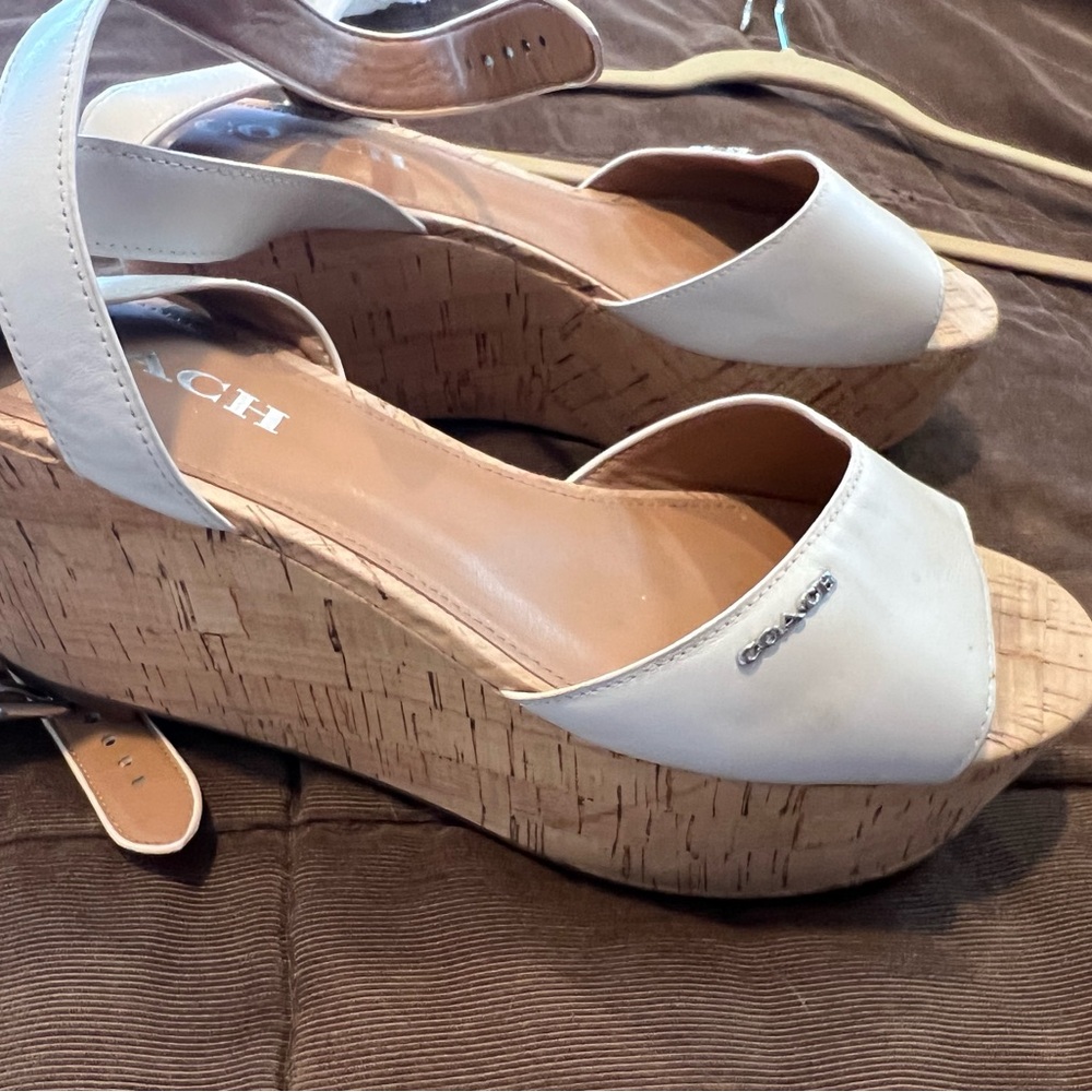 Coach Women's Sandals in Cream and Tan